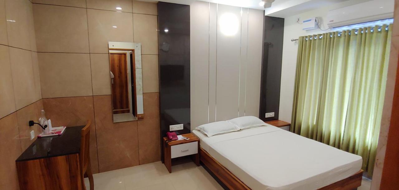 Sree Gokulam Sabari Hotel Chavakkad Екстериор снимка